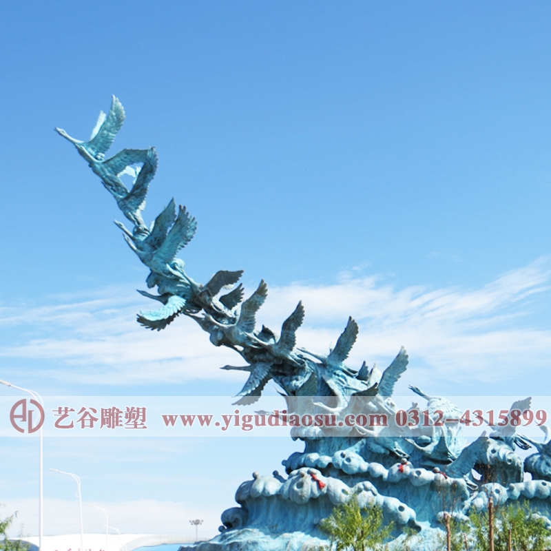 鴻雁迎賓雕塑安裝于巴彥淖爾機場